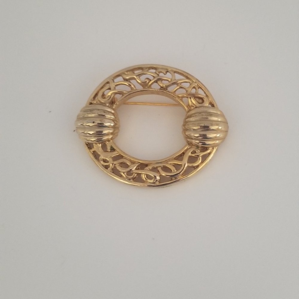 Vintage Oval Shaped Gold Brooch (Costume)